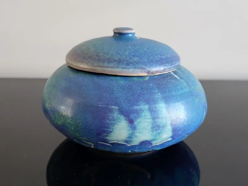 blue ceramic pot with the lid